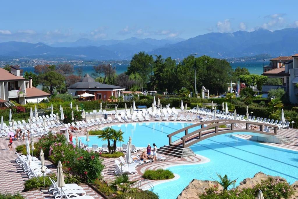Green Apartment And Pools Дезенцано-дель-Гарда Экстерьер фото